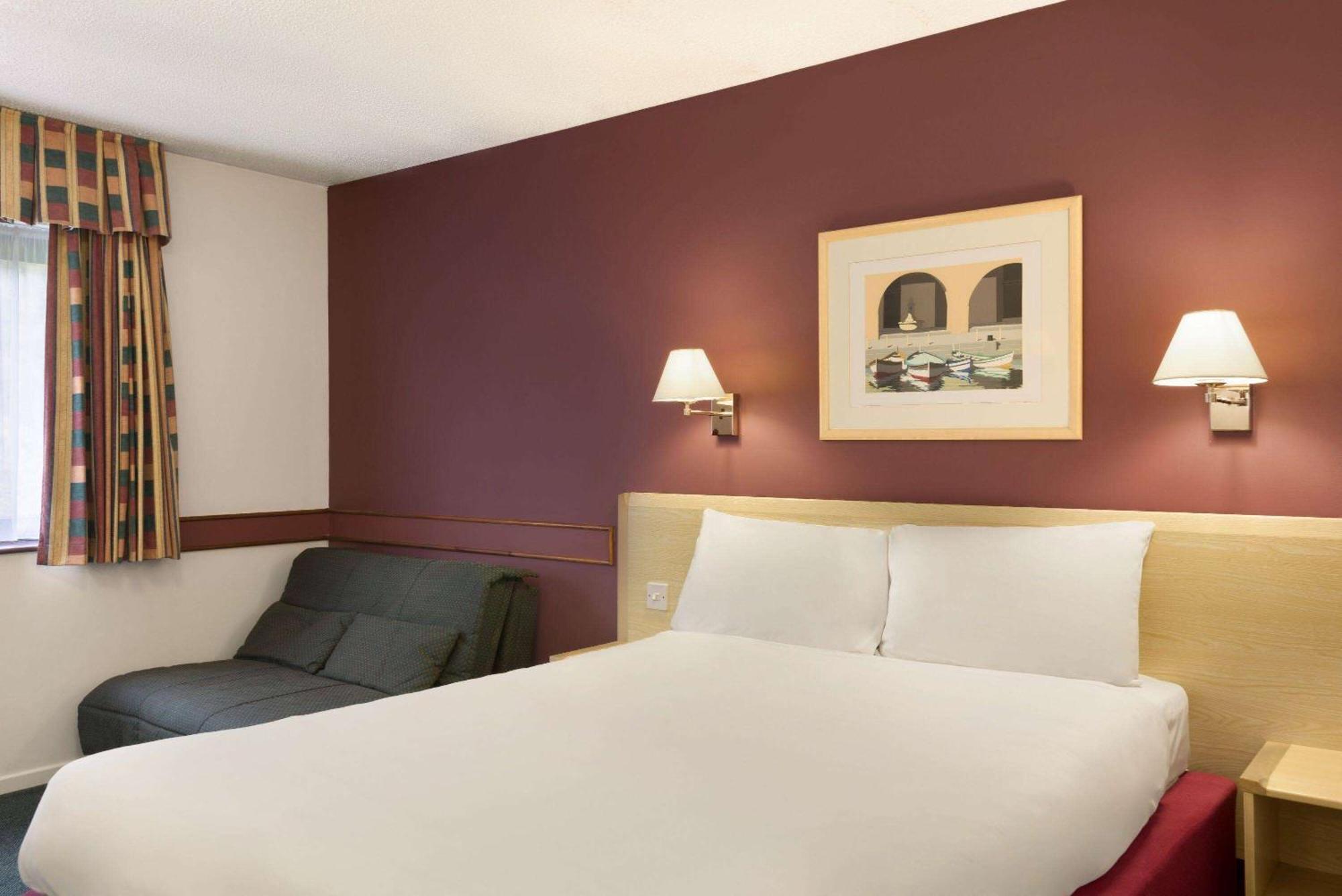 Days Inn Hotel Bradford - Leeds Брайтхаус Экстерьер фото